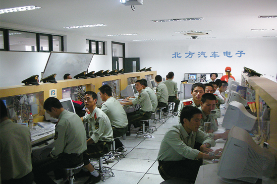 武警军官在北方汽车电子研究所参观学习.jpg